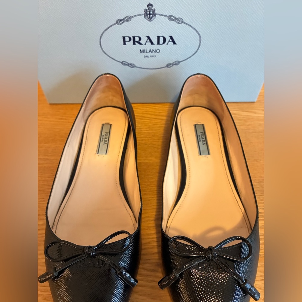 Prada Glossed Black Saffiano Flats with Bow - Picture 3 of 13